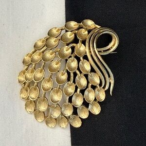 Crown Trifari Peacock Feather Plume Brooch Vintage Gold Tone-Rare